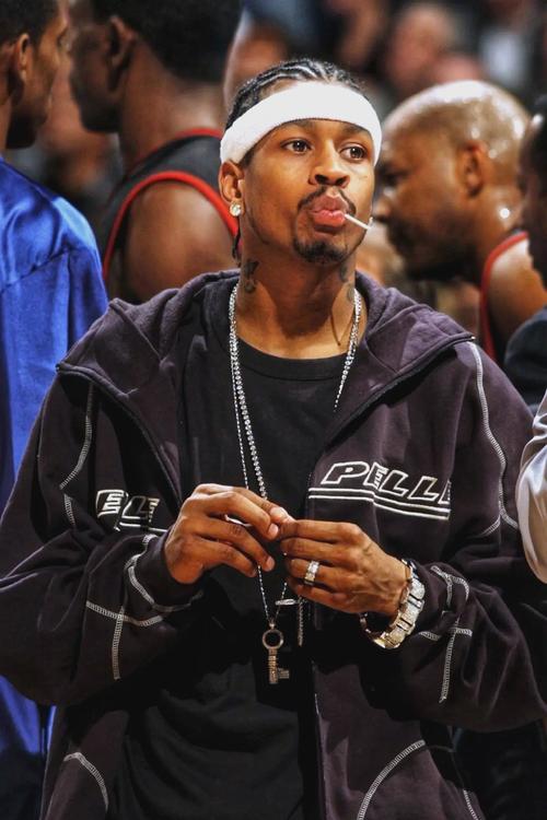 康宁汉姆球衣荣退母校，恩师盛赞活塞球星不忘初心（活塞球星康宁汉姆母校球衣退役，恩师称其初心未改）