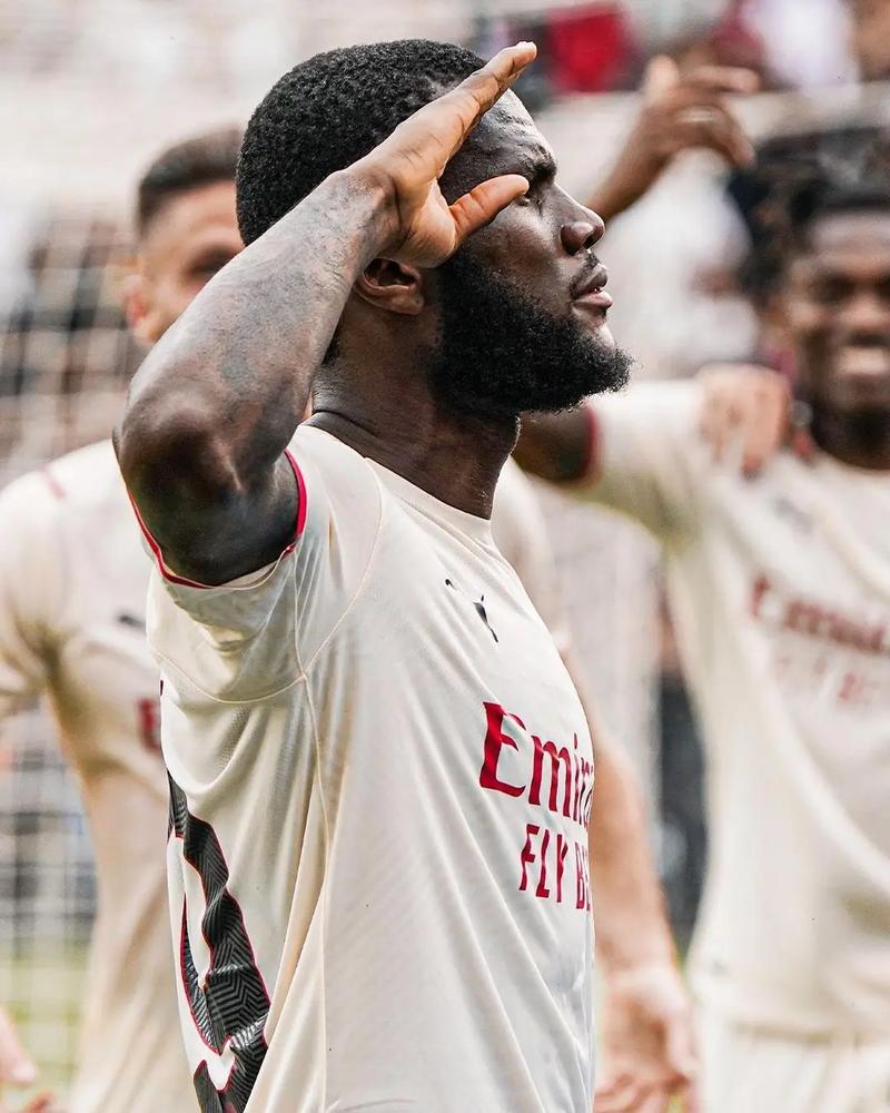 就问你服不服！布伦森单打哈克斯 对抗+后撤步不讲理压哨三分！（还不服？布伦森单挑哈克斯，顶住对抗后撤步命中不讲理压哨三分！）