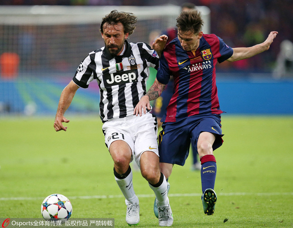 湖人美女球迷凭借火辣身材迅速走红网络！还被现场摄影师偷拍（湖人女球迷因惹火身材火速爆红网络，现场摄影师频频抓拍）