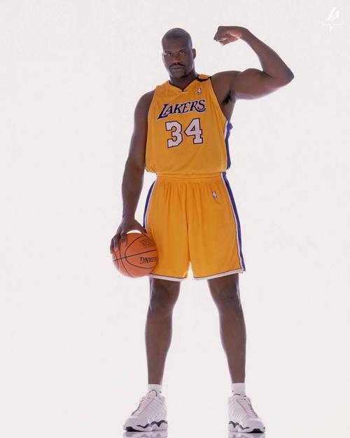 西亚卡姆和杰克逊半场均得分上双，二人合砍27分（西亚卡姆与杰克逊半场双双得分上双，共取27分）