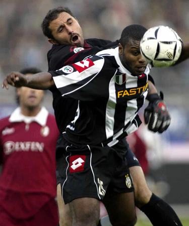 篮球勇士队内三分比赛，球星夺冠（勇士队内三分大赛，球星折桂）