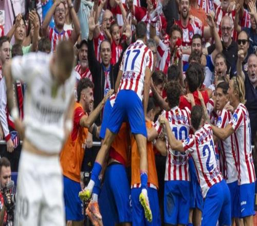 库里将热身时穿的布克球鞋签名送给他，两人赛后拥抱致意（库里签名赠送热身所穿布克款球鞋，赛后与布克相拥致意）