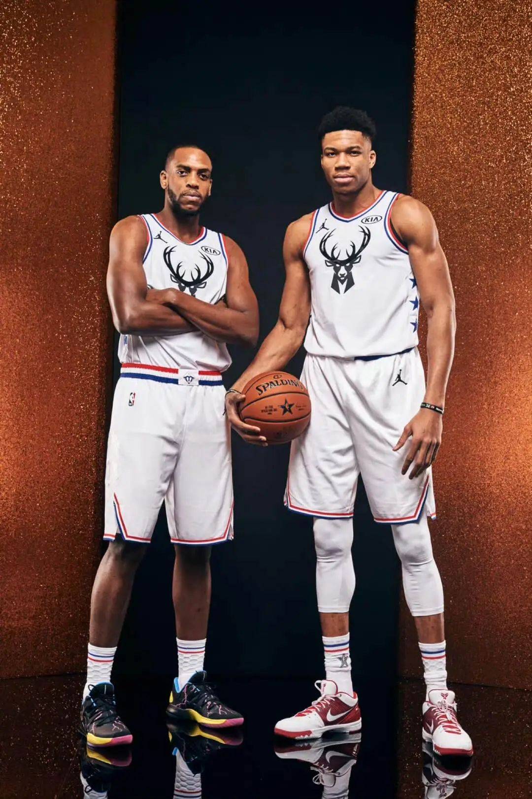 超跑加速度！马克西极限刹车+启动 甩开防守人舔篮命中（超跑般爆发！马克西急停急起甩防，轻巧上篮得手）