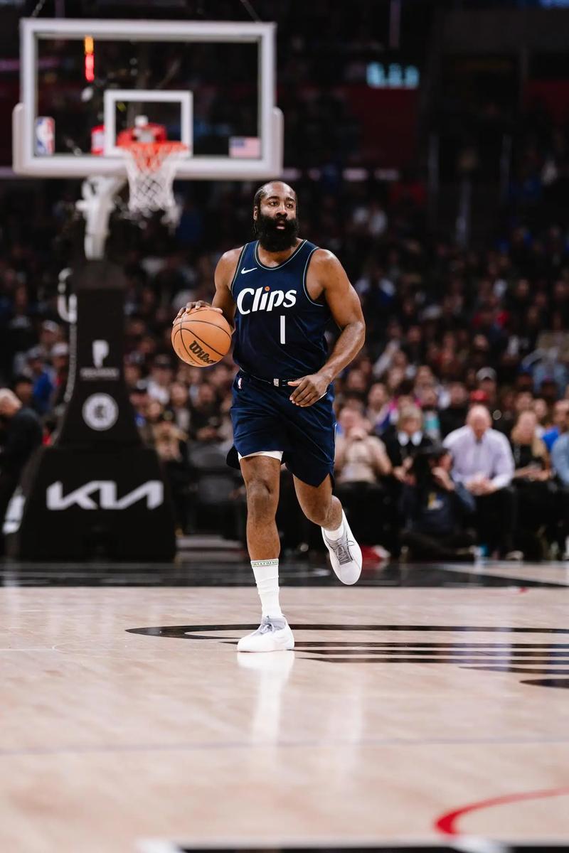 重磅！海港7将有望冲国足，后防线大清洗，杨希挤掉嫡系能成主力？（海港7人竞逐国足席位，后防或将换血，杨希能否挤下嫡系成为主力？）