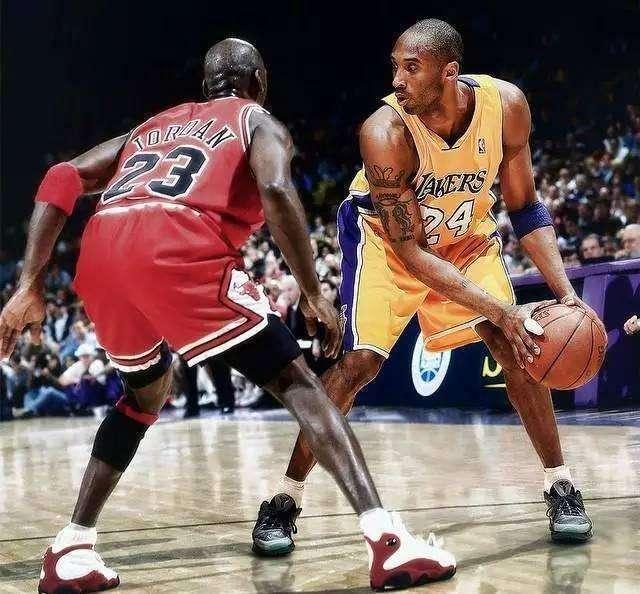 女子在冰面上奔跑拍照，突然冰面破裂女子坠入湖中！（女子冰面拍照奔跑突遇冰裂，坠入湖中）