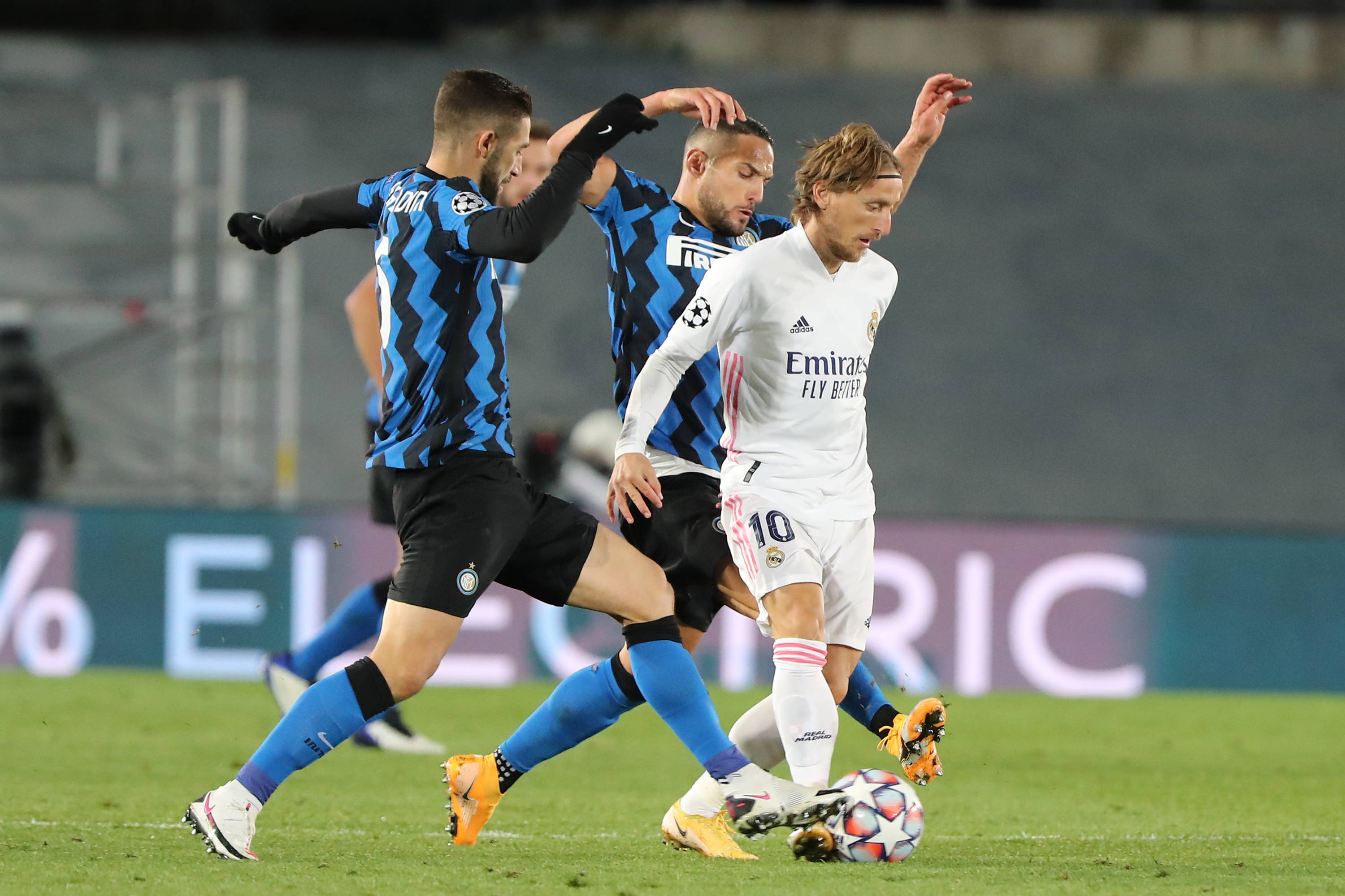 11球，巴萨是欧冠改制以来打入乌龙球最多的球队（欧冠改制以来，巴萨以11个乌龙球成为自摆乌龙最多的球队）