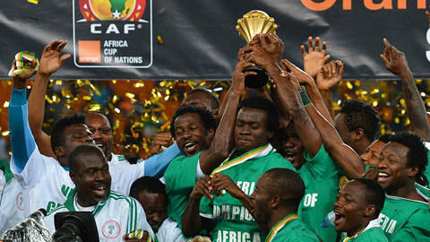 体坛记忆｜科比被恶意犯规，但他起身之后并没有生气，反倒是拍灰尘的动作太潇洒了（体坛回眸：科比遭恶意犯规后淡定起身，拂去尘土的瞬间格外潇洒）