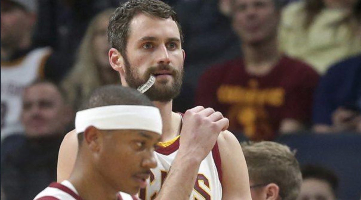 防不了！东契奇低位背身单打命中高难度跳投（无人可挡！东契奇低位背身强打命中高难度跳投）