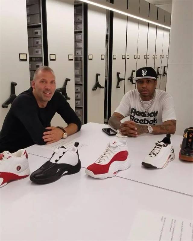 队报：纽约市长马姆达尼是铁杆枪迷，枪手旧将沙马赫送他球衣（队报：阿森纳旧将沙马赫向铁杆球迷纽约市长马姆达尼赠球衣）