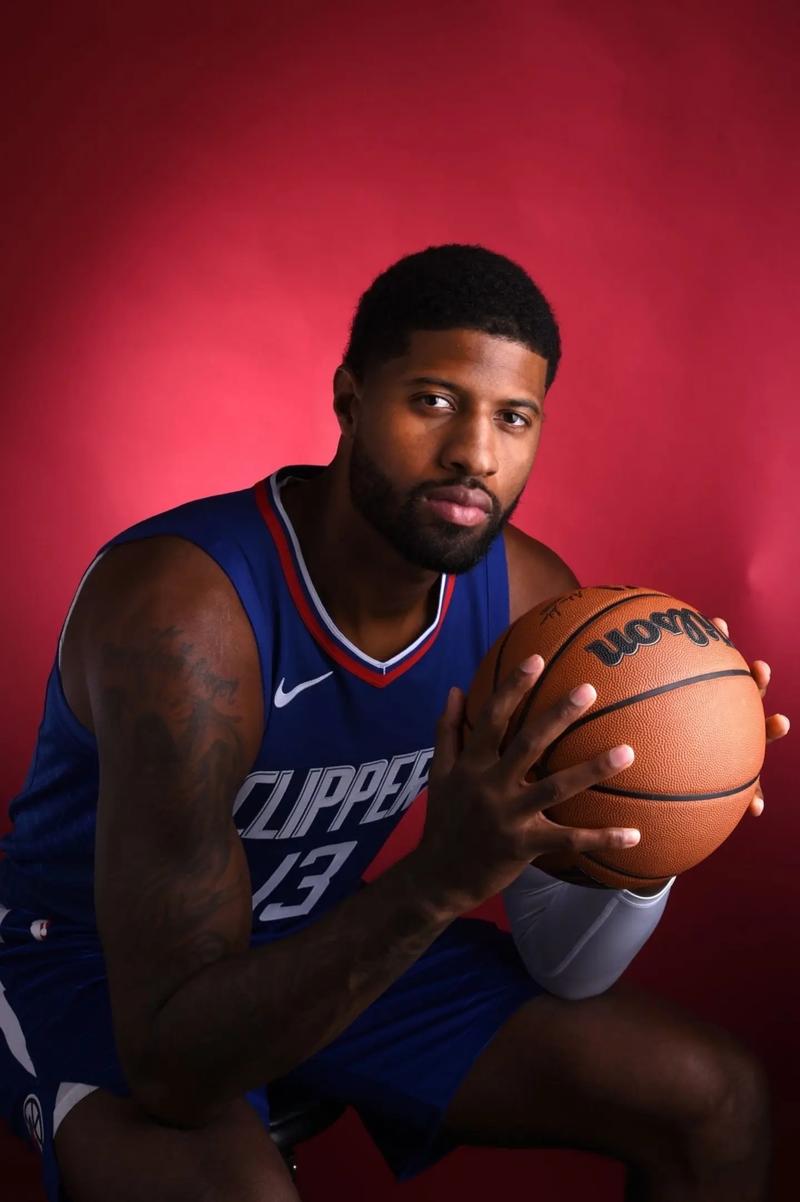 雷迪克：湖人目前首要任务是保护詹姆斯，而不是让他凑场次评奖（雷迪克：湖人当务之急是保护詹姆斯，而非为评奖凑出场次）