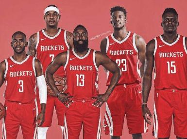 新闻背景：英超第17轮，阿斯顿维拉2-1击败曼联，豪取各项赛事10连胜。（英超第17轮维拉2-1力克曼联，各项赛事豪取十连胜）