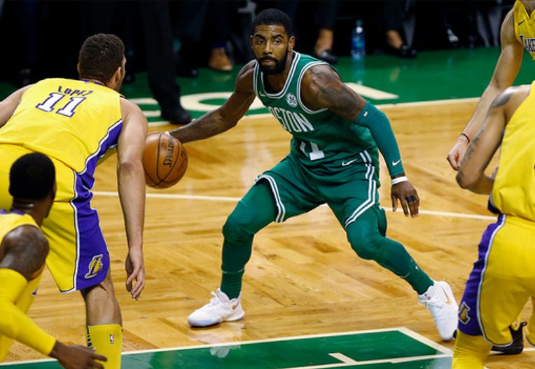 篮下两把大扫帚！文班亚马疯狂干扰 尼克斯内线连续3次进攻无果（文班亚马篮下统治力爆棚，尼克斯内线三次冲击均遭封锁）