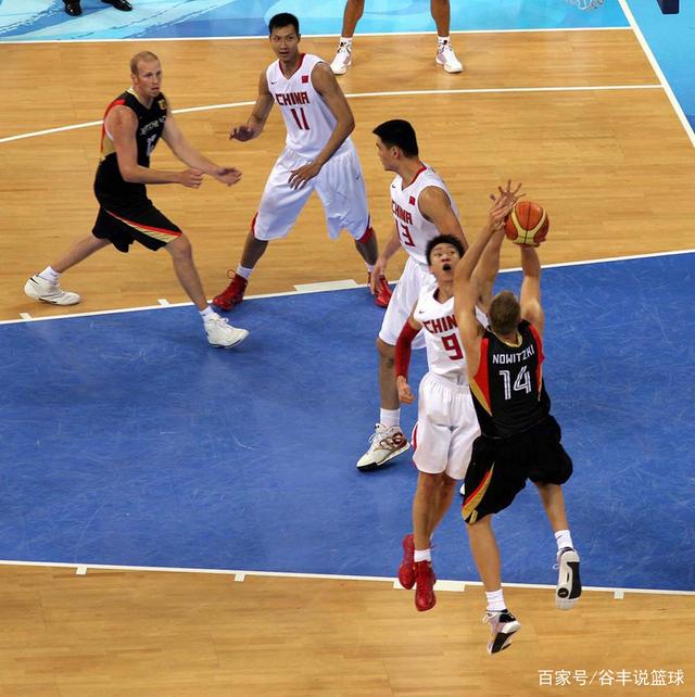 湖人队记：里夫斯将在明天接受小腿受伤部位的核磁共振检查（据湖人随队记者报道，里夫斯将于明日进行小腿伤势的核磁共振检查）