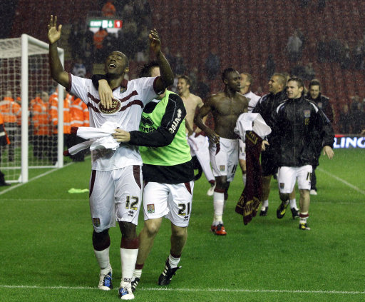 上一次对阵安哥拉：梅西斯卡洛尼替补登场，阿亚拉百场（上回交锋安哥拉：梅西、斯卡洛尼替补亮相，阿亚拉完成百场里程碑）