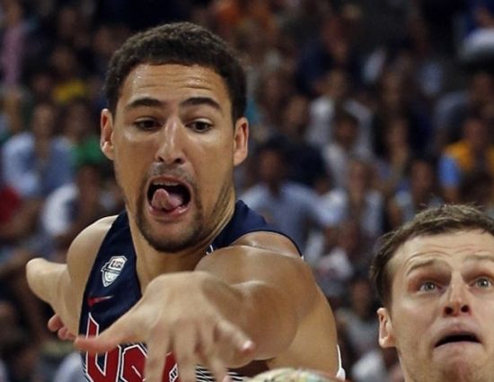 我懂这个的~文班抵达决赛现场 路过奖杯看都没看一眼（文班现身决赛现场 路过奖杯连看都不看）